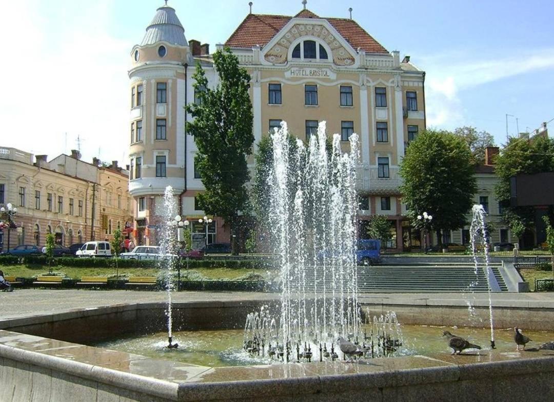 Apart Club Tolstogo TTchernivtsi Extérieur photo